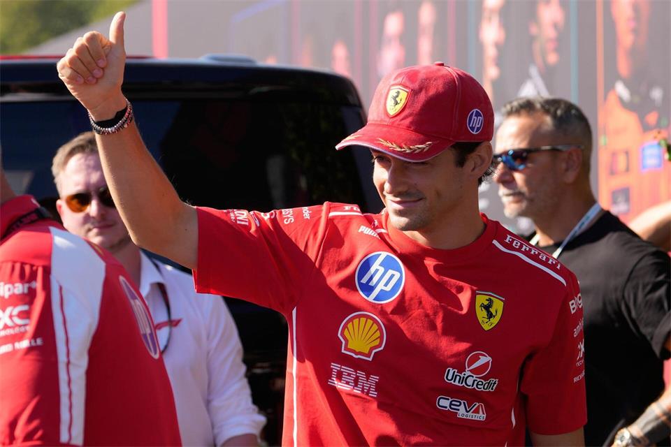 Charles Leclerc sicherte sich die erste Trainingsbestzeit in Monza.Luca Bruno/AP/dpa