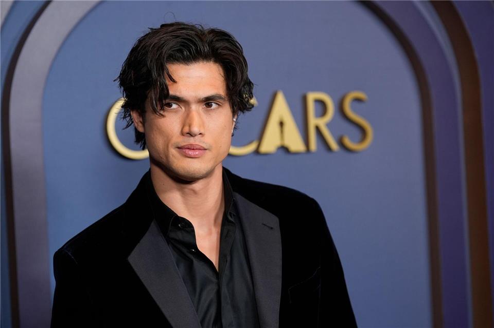 Charles Melton hat Fotos seines neugeborenen Kindes auf Instagram geteilt. (Archivbild)Chris Pizzello/Invision/AP/dpa