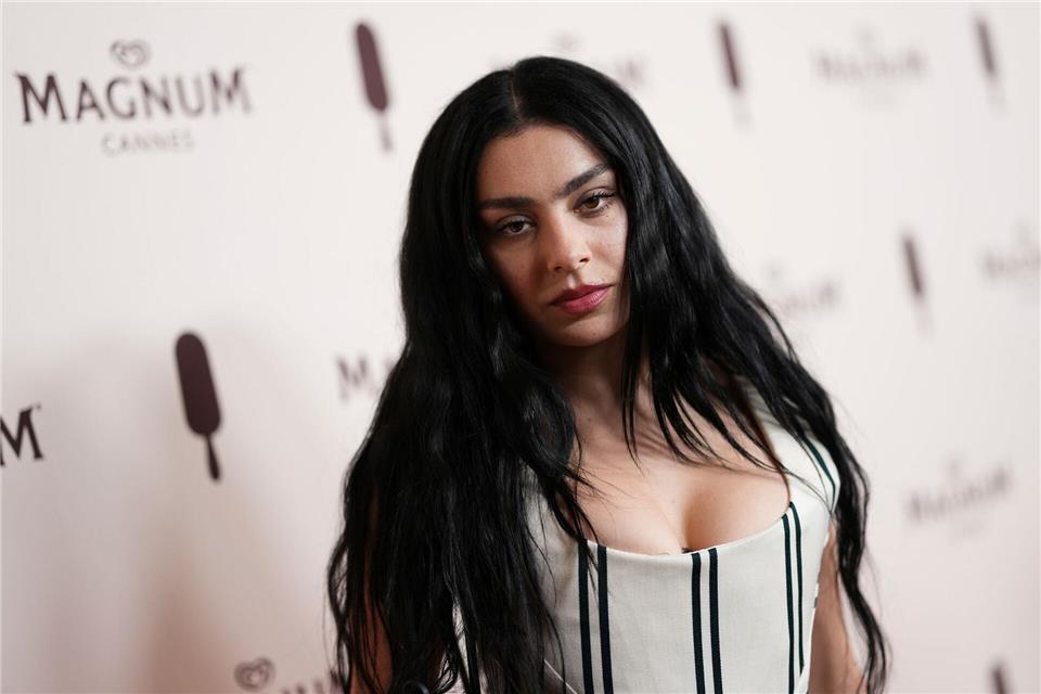 Charli XCX schrieb ihr neues Album für den Film „Wuthering Heights“ von Emerald Fennell. (Archivbild)Scott A Garfitt/Invision via AP/dpa