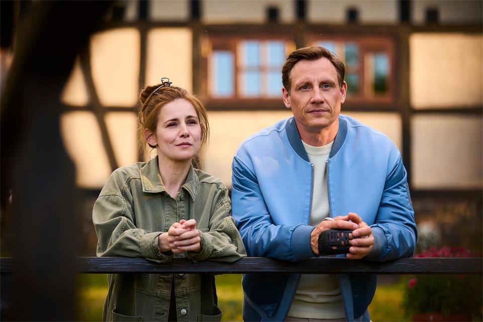 Charlie (Josefine Preuß) und Moritz (Patrick Kalupa) stehen nebeneinander. Wie geht es mit den beiden weiter?Gordon Muehle/ZDF/dpa
