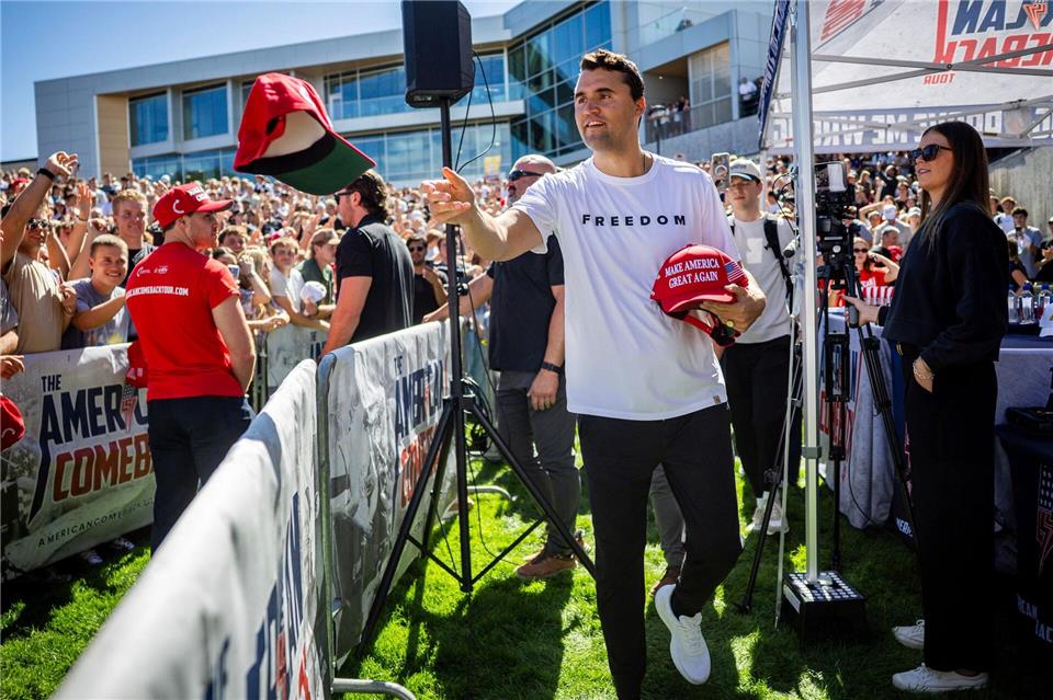 Charlie Kirk verteilte auf dem Campus im Utah Kappen mit der Aufschrift der Trump-Bewegung „Make America Great Again“.Tess Crowley/The Deseret News/AP/dpa