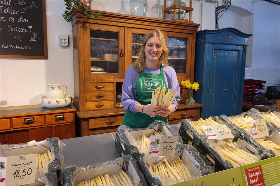 Charlotte Böckenhoff präsentiert im Hofladen bereits die ersten Stangen des frischen Gemüses.