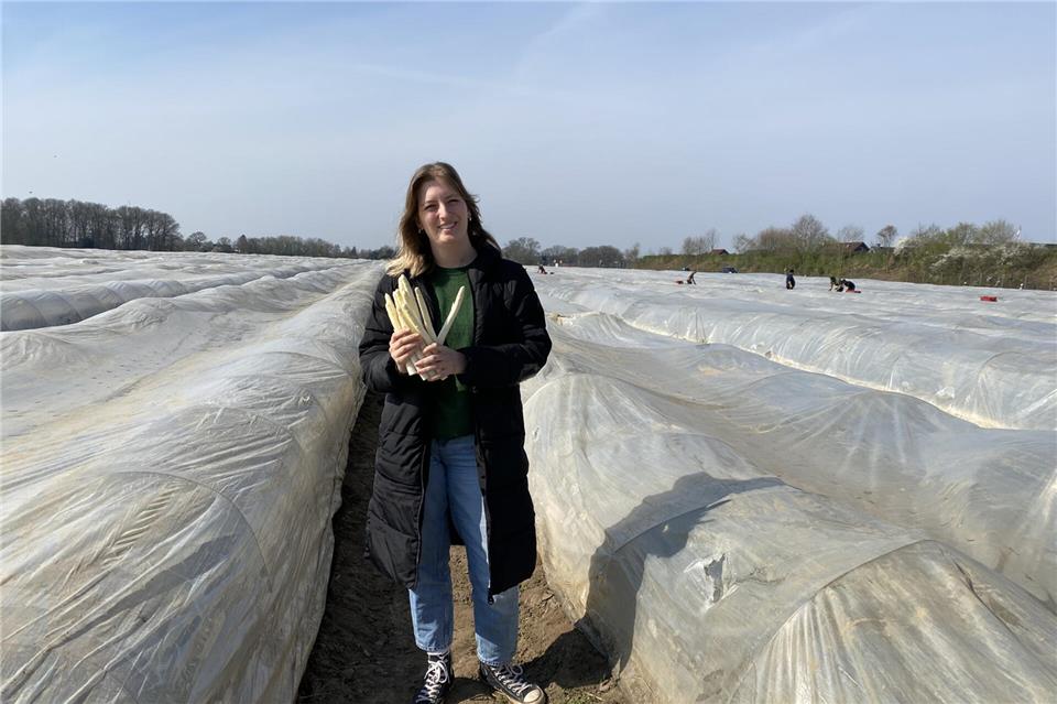 Charlotte Böckenhoff steht auf einem der Spargelfelder der Familie Böckenhoff. Die Spargelsaison beginnt in diesem Jahr früher als sonst.