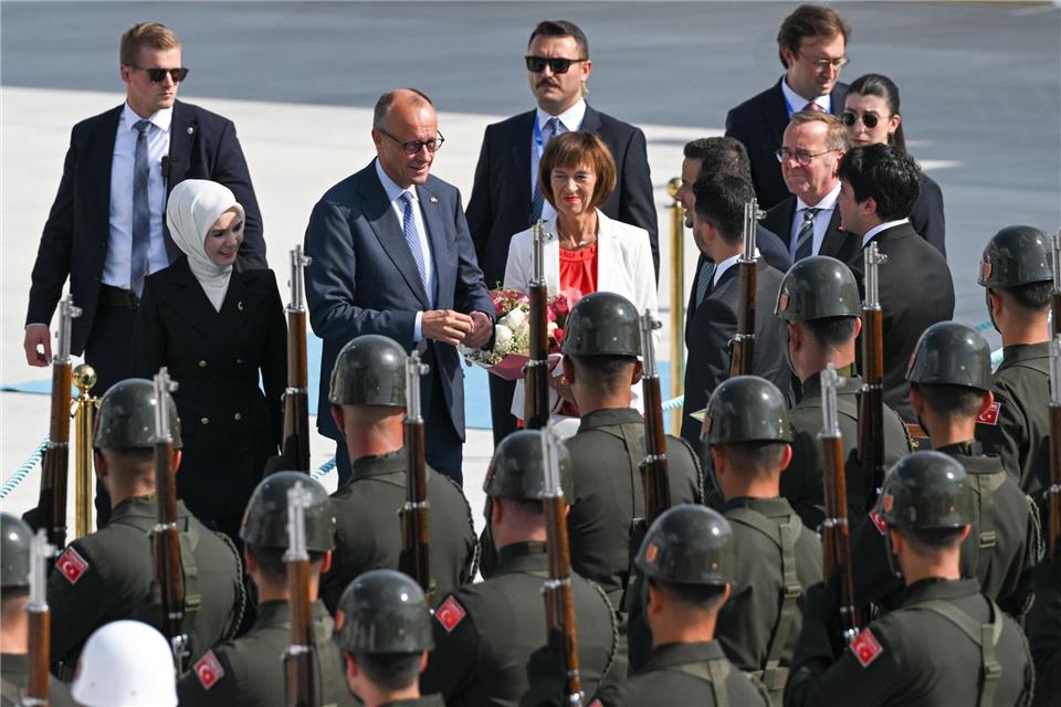 Charlotte Merz begleitet ihren Mann Friedrich zum zweiten Mal bei einer Kanzler-Reise nach Ankara.Abdullah Güçlü/Anadolu Pool via AP/dpa