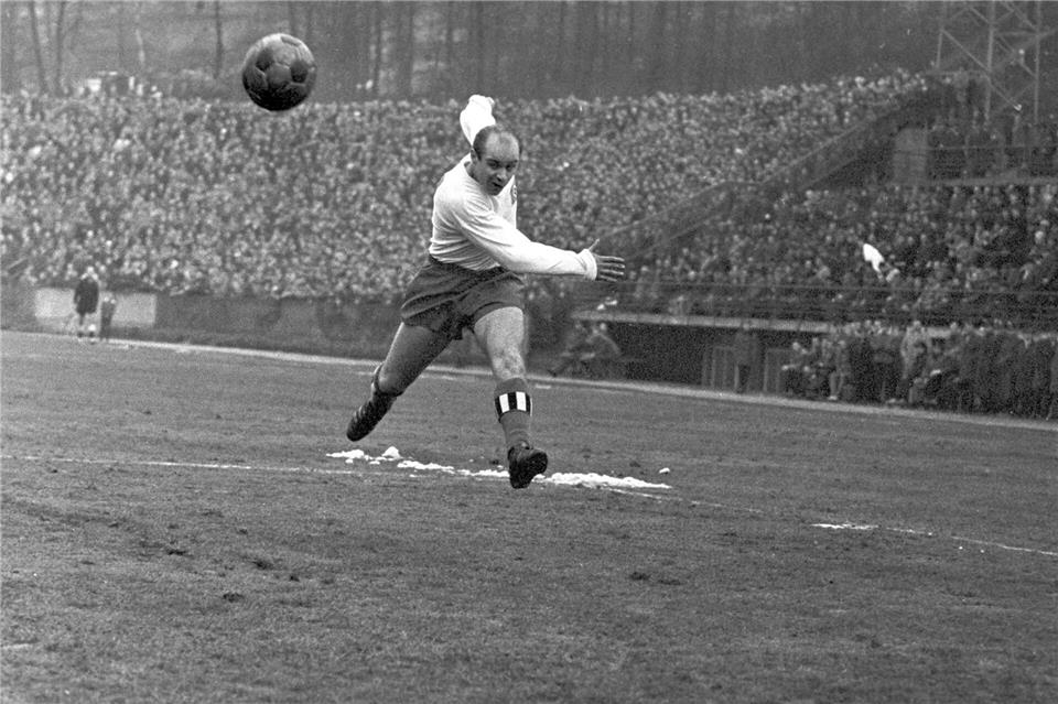 Charly Dörfel war der erste Bundesliga-Torschütze des HSV. (Archivbild)picture alliance / dpa
