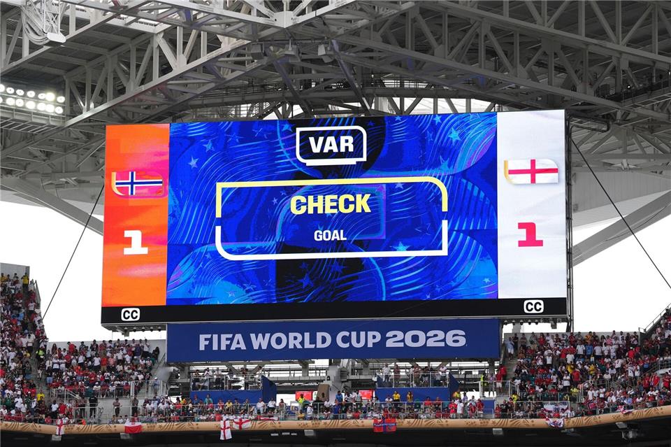Check: Der Videobeweis wurde auch bei der WM herangezogen. (Archivbild)Martin Rickett/PA Wire/dpa