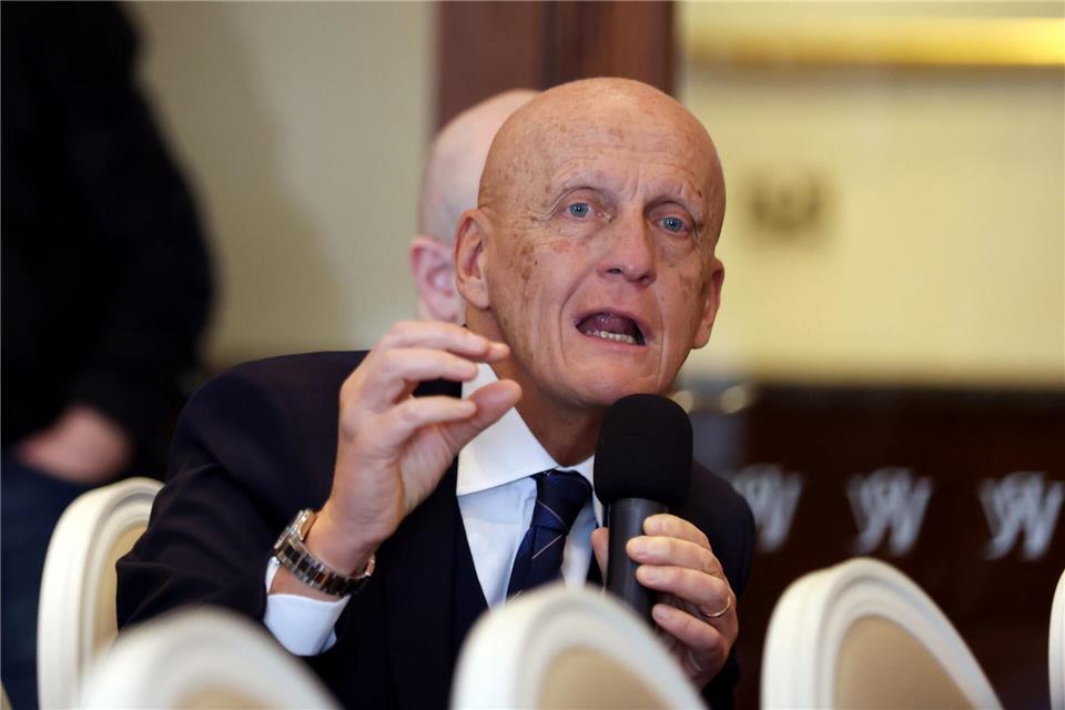 Chef der FIFA-Schiedsrichterkommission: Pierluigi Collina. (Archivbild)Peter Morrison/PA Wire/dpa