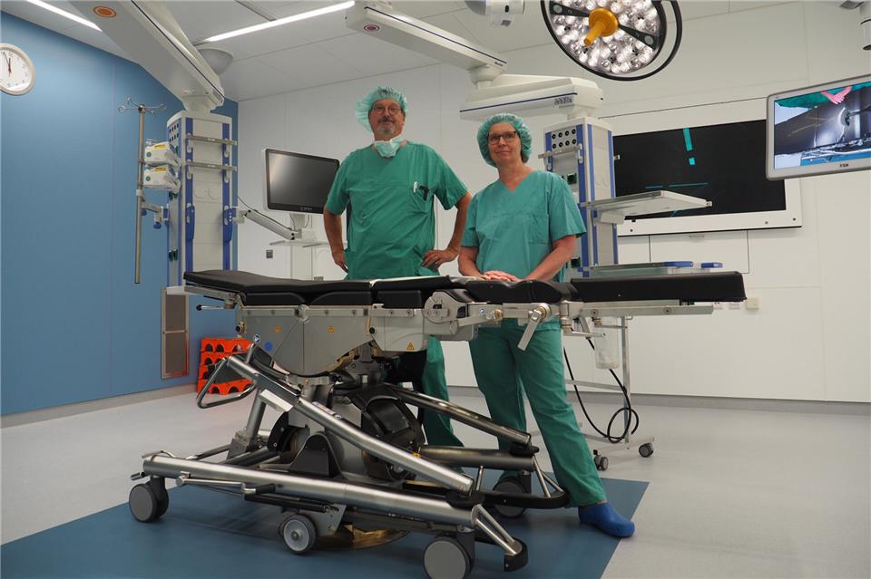 Chefarzt Dr. Fabian Hottelet und Stefanie Oberthaler (OP-Pflegeleitung) in einem der beiden neuen Operationssäle des St.-Marien-Hospitals.