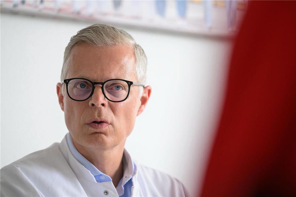 Chefarzt Marc Thill sieht Endometriose als „fatale“ Krankheit.Hannes P. Albert/dpa