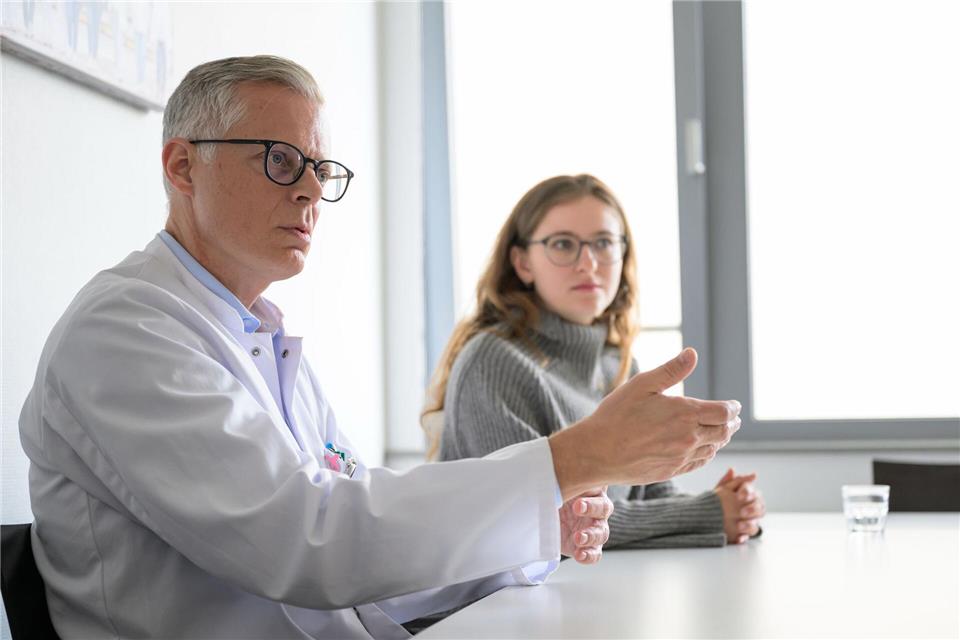 Chefarzt Thill und Patientin Jost kennen sich schon lange. Hannes P. Albert/dpa