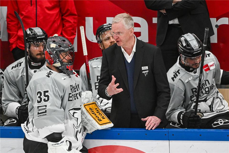 Chefcoach Kari Jalonen führte die Haie ins Play-Off-Finale.Armin Weigel/dpa