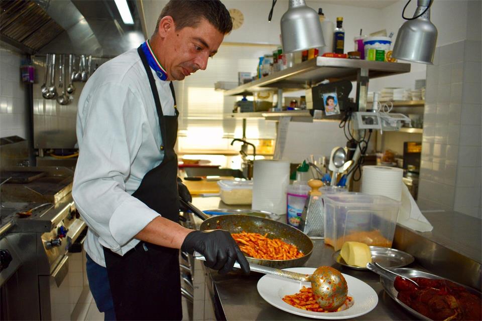 Chefkoch Domenico Annello bereitet das Pastagericht „Fileja con Nduja“ zu.Ute Müller/dpa-tmn