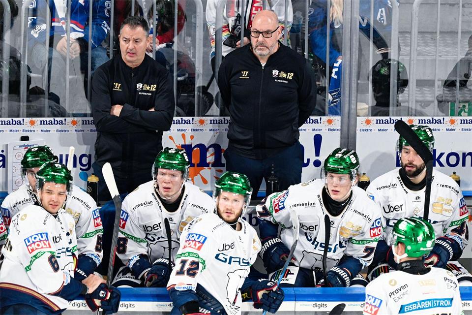 Cheftrainer Éric Dubois (M) muss vor dem CHL-Spiel der Eisbären Berlin in Salzburg noch einige Entscheidungen treffen. (Archivbild)Uwe Anspach/dpa