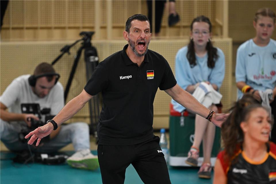 Cheftrainer Giulio Bregoli sieht einen guten Auftritt seines Teams. (Archivbild)Arne Dedert/dpa