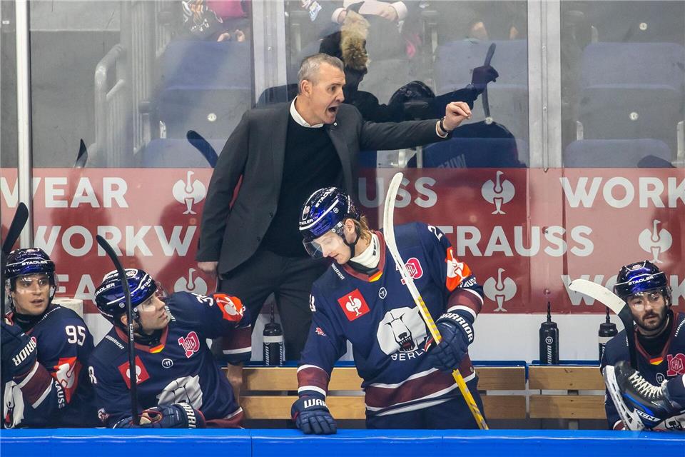 Cheftrainer Serge Aubin muss mit den Eisbären Berlin eine Niederlage in Iserlohn hinnehmen. (Archivbild)Andreas Gora/dpa
