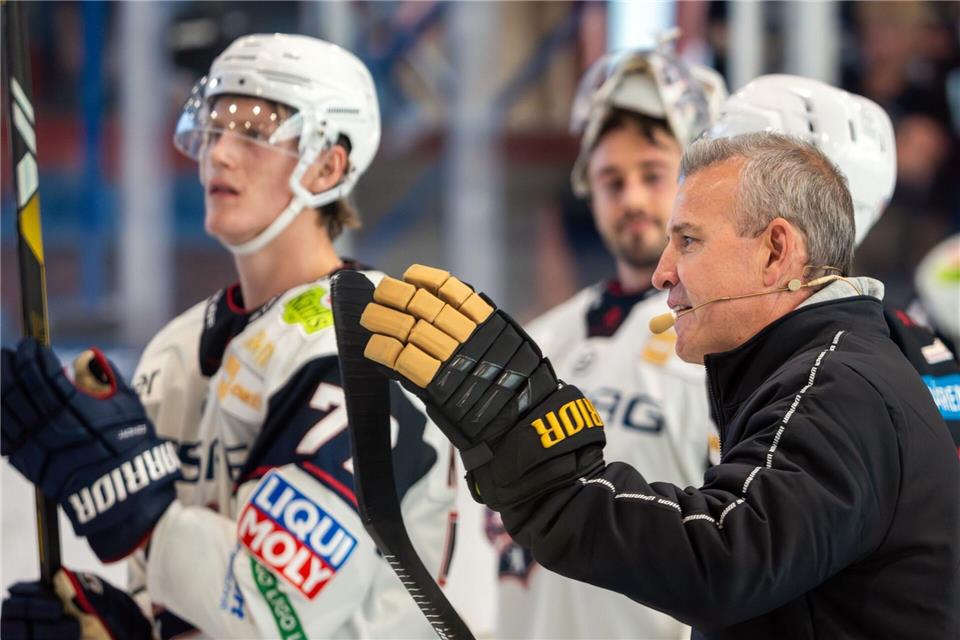 Cheftrainer Serge Aubin (r.) sieht bei den Eisbären Berlin noch Verbesserungsbedarf.Soeren Stache/dpa
