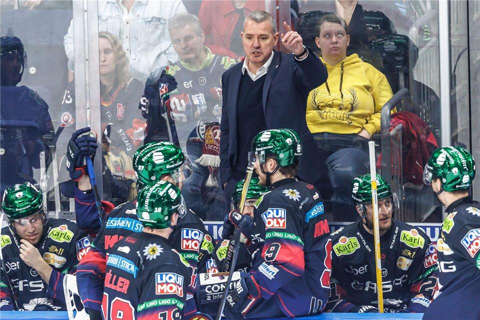Cheftrainer Serge Aubin zeigte sich nach der 1:5-Niederlage der Eisbären Berlin im zweiten DEL-Halbfinalspiel gegen die Kölner Haie selbstkritisch.Andreas Gora/dpa