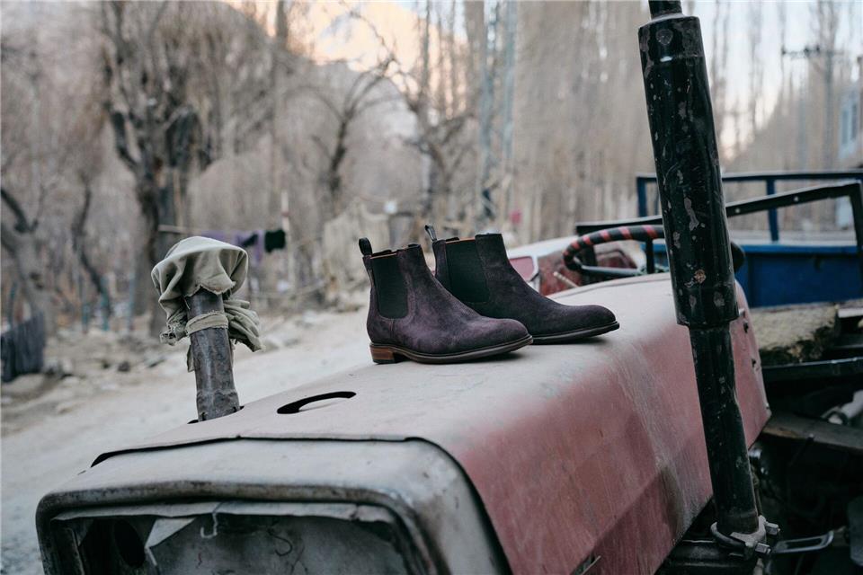 Von Langschaft bis Plateau: Die Schuhtrends der neuen Saison Chelsea Boots wie von Floris van Bommel aus Velours- oder Fettleder passen zu britisch inspirierten oder Holzfäller-Looks (ca. 270 Euro).Floris van Bommel/dpa-tmn