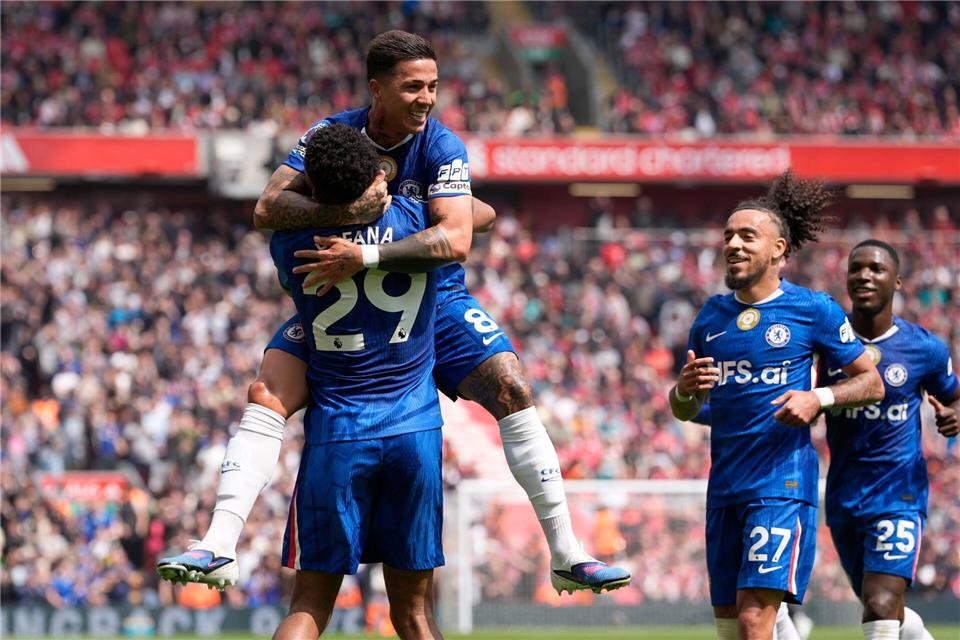 Chelseas Enzo Fernandez (oben) bejubelt sein Tor zum 1:1 mit seinem Mannschaftskameraden Wesley Fofana.Peter Byrne/PA Wire/dpa