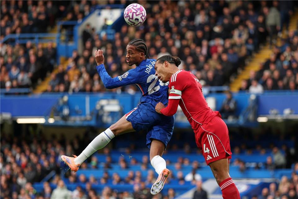 Chelseas Joao Pedro (l) gegen Liverpools Virgil van Dijk.Ian Walton/AP/dpa