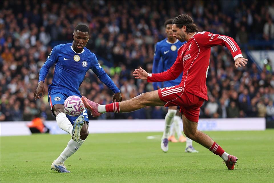 Chelseas Moises Caicedo (l) gegen Liverpools Dominik Szoboszlai.Ian Walton/AP/dpa