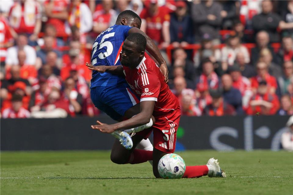 Chelseas Moises Caicedo (l) und Liverpools Ibrahima Konate kämpfen um den Ball.Ian Hodgson/AP/dpa