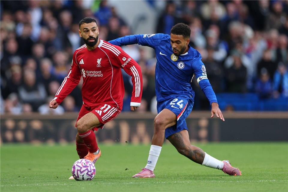 Chelseas Reece James (r) gegen Liverpools Mohamed Salah.Ian Walton/AP/dpa