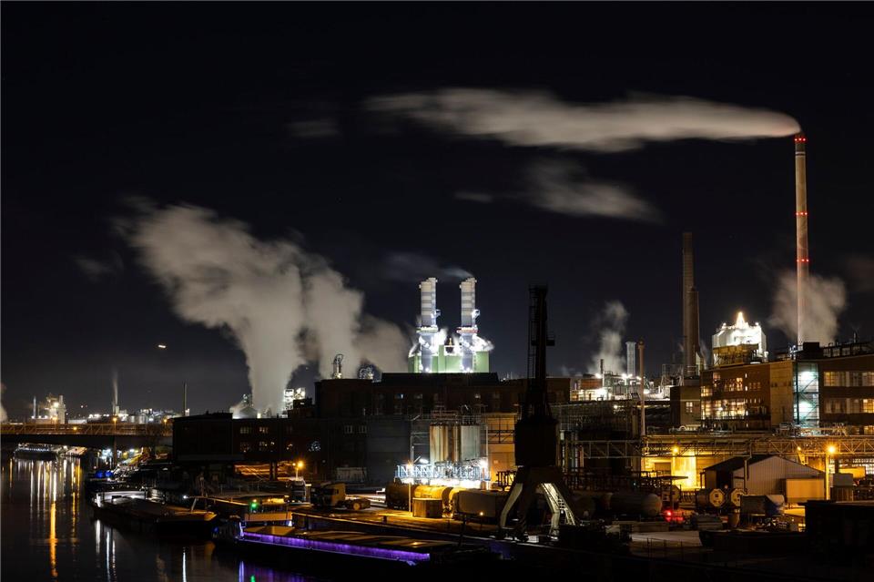 Chemie ist ein wichtiger Industriezweig in Hessen.Hannes P Albert/dpa