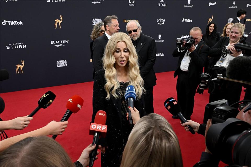 Cher auf dem Weg zur Preisverleihung.Felix Hörhager/dpa