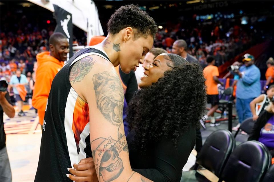 Cherelle Griner (r) brachte den Sohn zur Welt. 