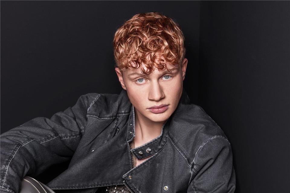 „Cherub Rock“ heißt ein Trendlook für Männer, bei dem die Seiten kürzer geschnitten sind und die Deckhaare wellig oder lockig in die Stirn fallen.Erwin Wenzel/ZV Friseurhandwerk/dpa-tmn