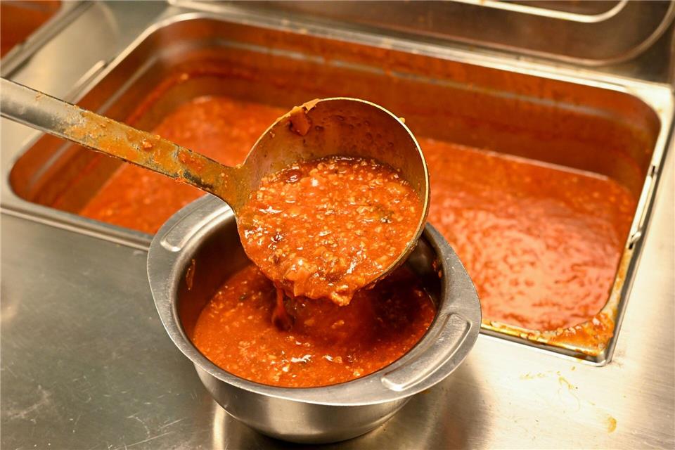 Chili con Carne kostenlos? Die Berliner CDU will beim Schulessen lieber sparen und gut verdienende Eltern bezahlen lassen. (Archivbild)Jens Kalaene/dpa