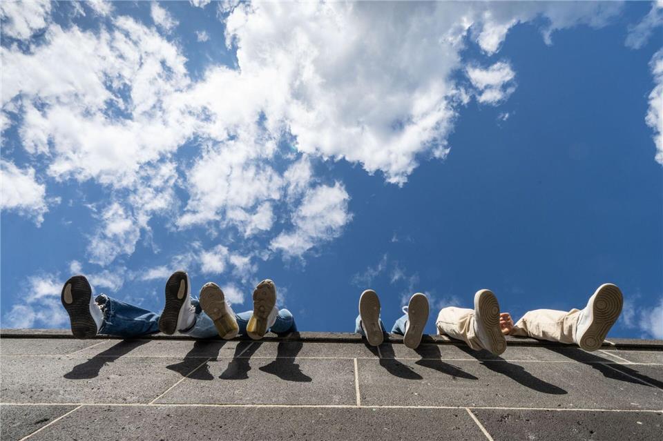 Chillen statt Arbeiten: Dieser Vorwurf wird jungen Menschen immer wieder gemacht. An Daten lässt er sich jedoch nicht belegen. (Archivbild)Frank Rumpenhorst/dpa