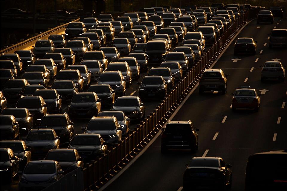 China gilt als der weltgrößte Automarkt. (Symbolbild) Mark Schiefelbein/AP/dpa