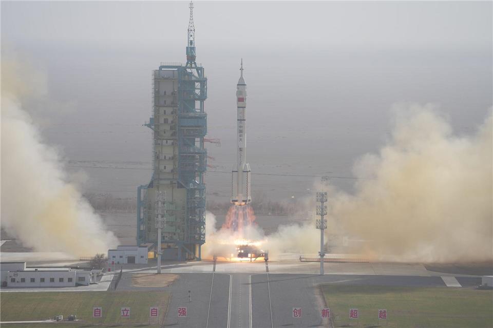 China hat früher als geplant die „Shenzhou 22“ ins All geschickt. Li Minggang/XinHua/dpa