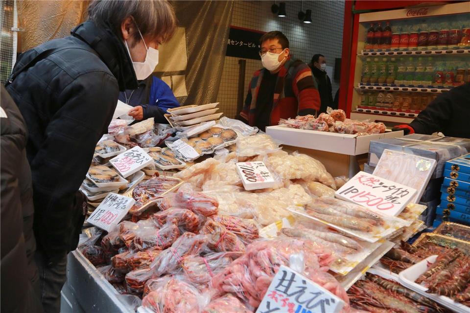 China hatte erst vor kurzem ein Embargo gegen einen Teil japanischer Meeresfrüchte aufgehoben. (Symbolbild) Koji Sasahara/AP/dpa