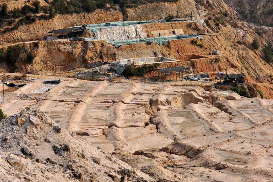 Chinas Exportkontrollen sorgen für Probleme in Europa China ist weltweit der wichtigste Produzent von seltenen Erden. (Archivbild)Str/FEATURECHINA/dpa