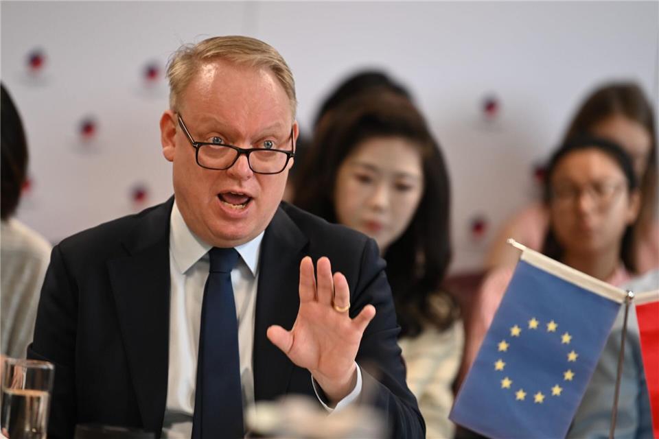 „Einbahnstraße“ China? Was sich für EU-Firmen ändern muss China muss laut EU-Kammerpräsident Eskelund handeln, wenn es weiter ausländische Investitionen will. Johannes Neudecker/dpa/dpa-mag