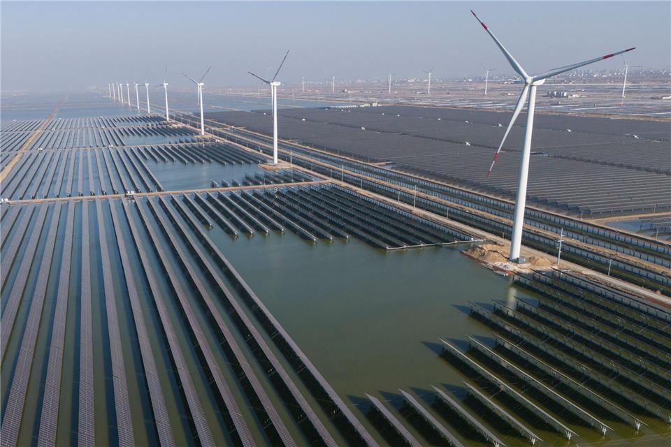 China setzt den Ausbau von Wind- und Sonnenenergie fort. (Symbolbild)Ng Han Guan/AP/dpa