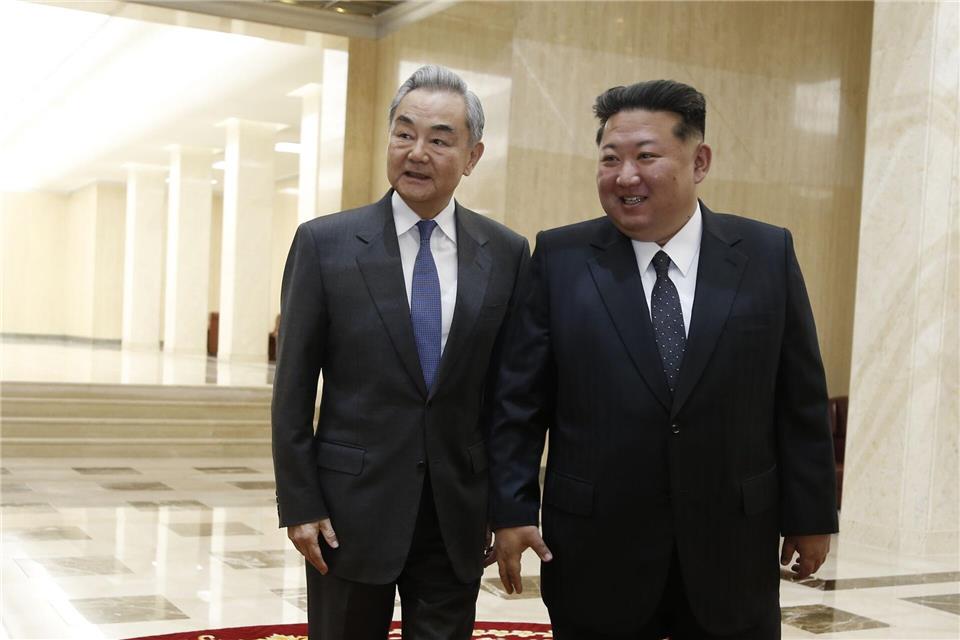 Chinas Außenminister Wang Yi (l) ist erstmals seit sechs Jahren nach Nordkorea reist - und traf dort auf Machthaber Kim Jong Un.Wang Chao/XinHua/dpa