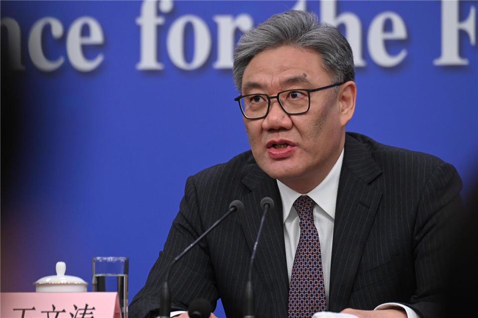 Chinas Handelsminister Wang verwies auf globale Konflikte. Johannes Neudecker/dpa