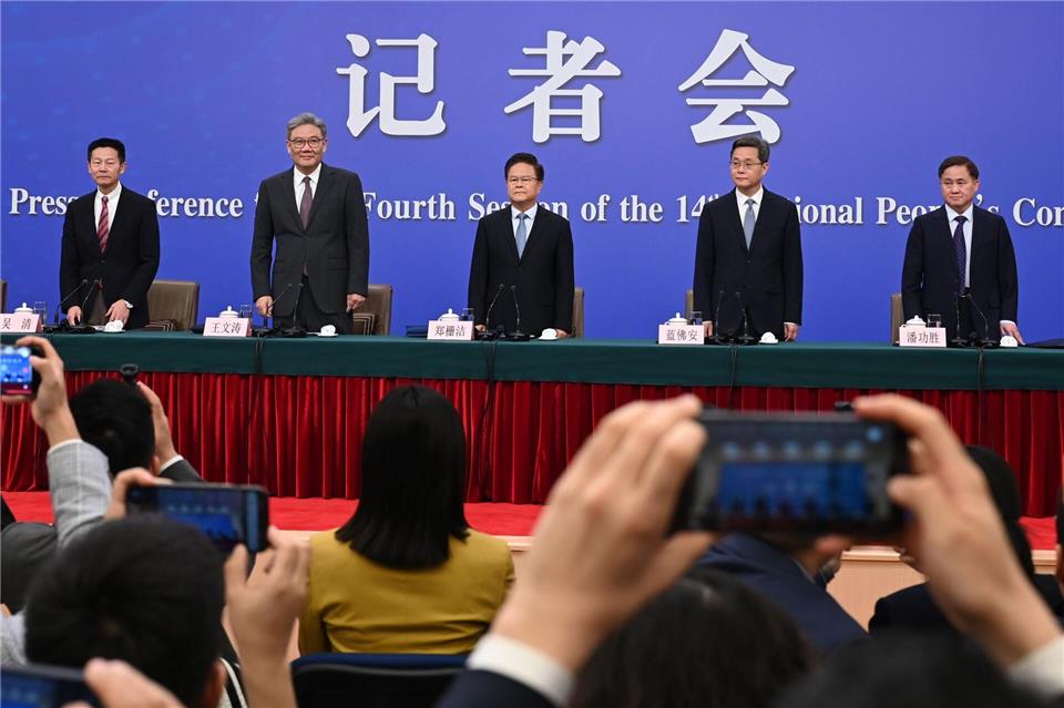 Chinas Ministerien äußerten sich 2,5 Stunden lang zu Wirtschaftsthemen. Johannes Neudecker/dpa