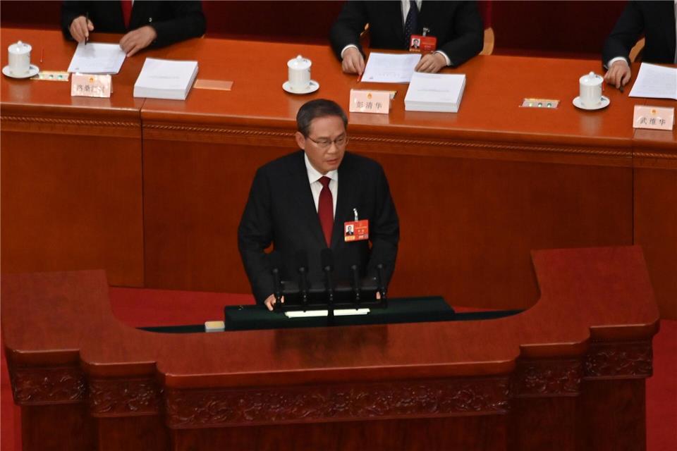 Chinas Ministerpräsident Li Qiang verliest den Arbeitsbericht der Regierung. Das Wachstumsziel ist so niedrig wie seit 1991 nicht mehr. Johannes Neudecker/dpa