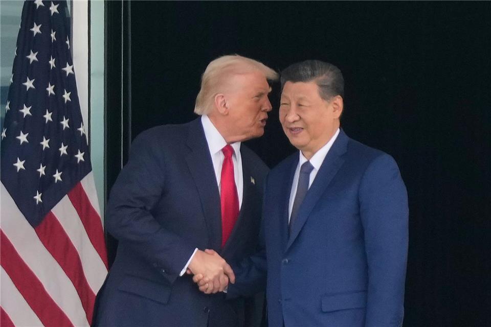 Chinas Präsident Xi und US-Präsident Trump hatten in Südkorea ein persönliches Treffen. (Archivbild)Mark Schiefelbein/AP/dpa