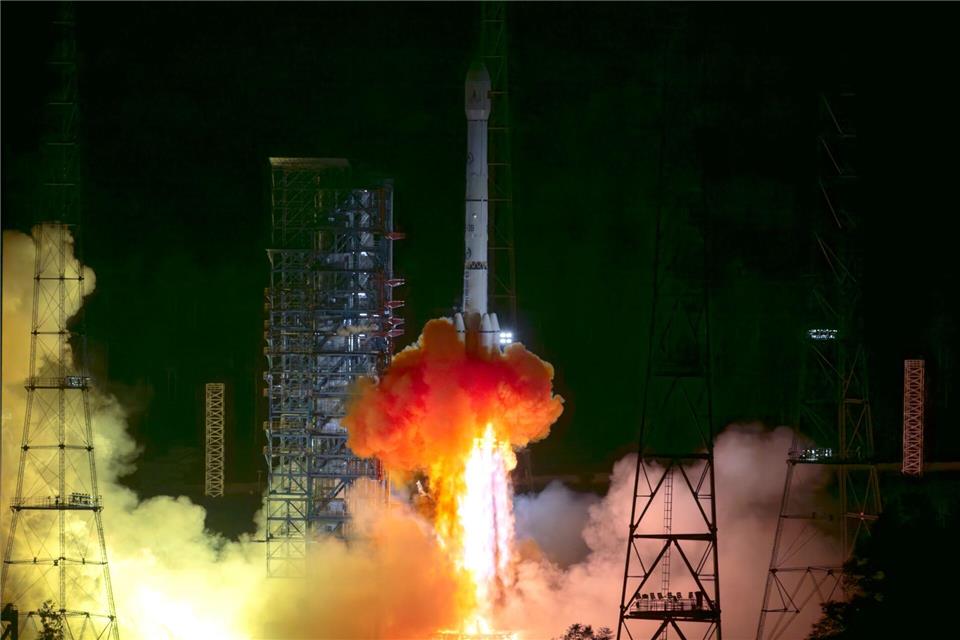 Chinas Tianwen-2-Sonde hob vergangenes Jahr an Bord einer Langer-Marsch-3B-Trägerrakete ab. Nun hat sie ihr Ziel erreicht. (Archivbild)Cai Yang/XinHua/dpa