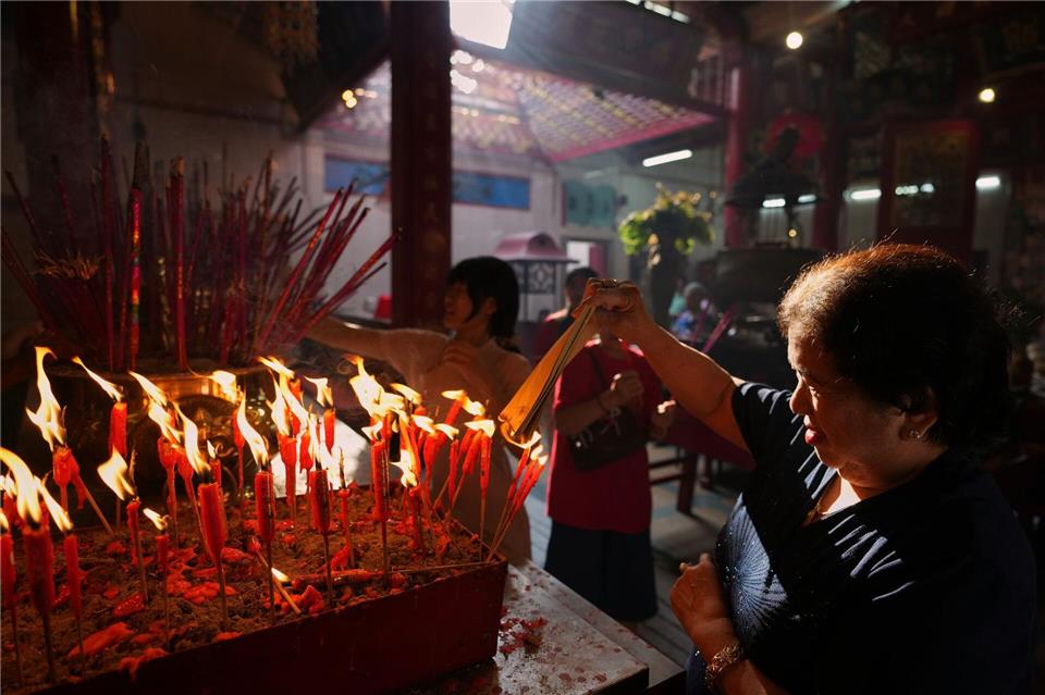Chinesen beten in einem Tempel während der Neujahrsfeierlichkeiten in Chinatown in Yangon.Thein Zaw/AP/dpa