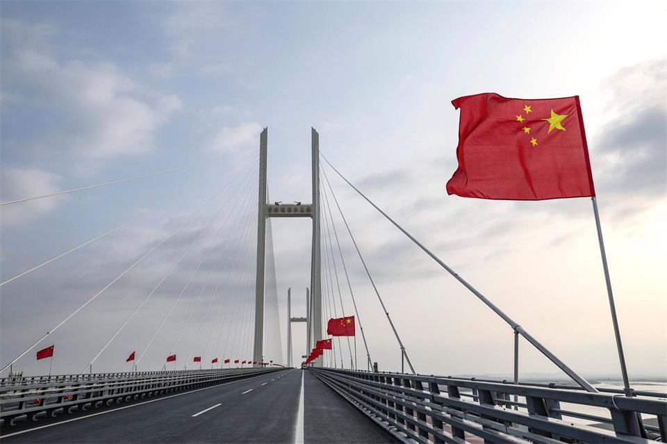 Chinesische Fahnen wehen auf einer Brücke.Pan Yulong/Xinhua/AP/dpa