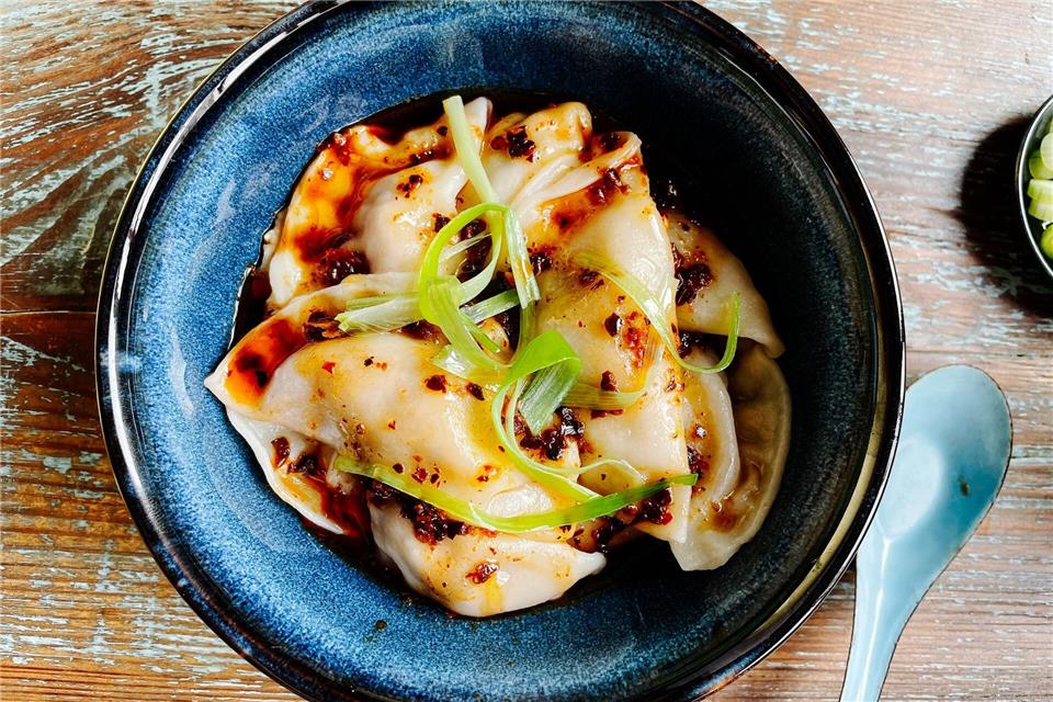 Kulinarische Kunstwerke: Eine ganze Welt in Teigtaschen Chinesische Jiaozi werden zum Halbmond geformt und entweder gekocht, gedämpft oder gebraten. asiastreetfood.com/dpa-tmn