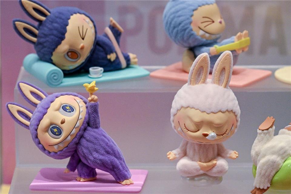 Chinesische Plüschfiguren mit breitem Grinsen wurden zu begehrten Sammlerstücken bei Kindern.  picture alliance/dpa