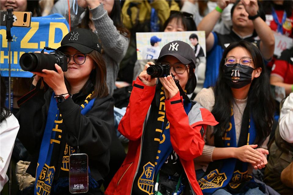 Chinesische Tischtennis-Fans beim Spitzenspiel der deutschen Bundesliga in Bremen.Carmen Jaspersen/dpa